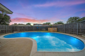 Modern & Chic 5BD-2BA - Pool, Hot Tub, BBQ Grill